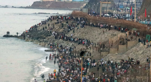 Crisis migratoria en Ceuta desata alerta en España Multitud de personas congregadas en la costa y la valla de la frontera de Ceuta intentando cruzar a España.