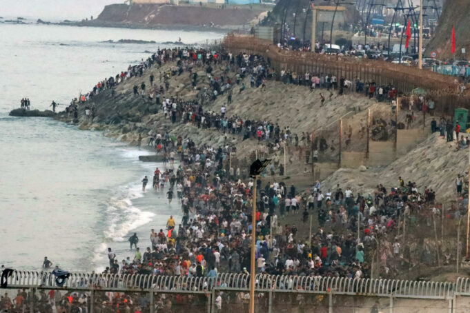 Crisis migratoria en Ceuta desata alerta en España Multitud de personas congregadas en la costa y la valla de la frontera de Ceuta intentando cruzar a España.