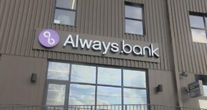 Always.bank abre su nueva sede en Birmingham Alabama Letrero exterior de Always.bank en la fachada de su nueva sede y espacio de cotrabajo en Birmingham.