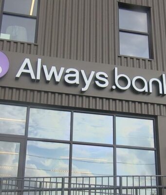 Always.bank abre su nueva sede en Birmingham Alabama Letrero exterior de Always.bank en la fachada de su nueva sede y espacio de cotrabajo en Birmingham.