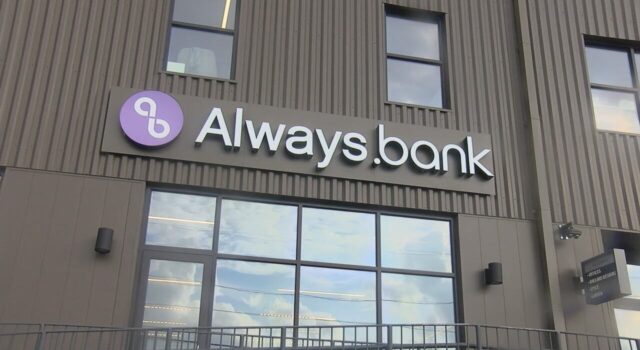 Always.bank abre su nueva sede en Birmingham Alabama Letrero exterior de Always.bank en la fachada de su nueva sede y espacio de cotrabajo en Birmingham.