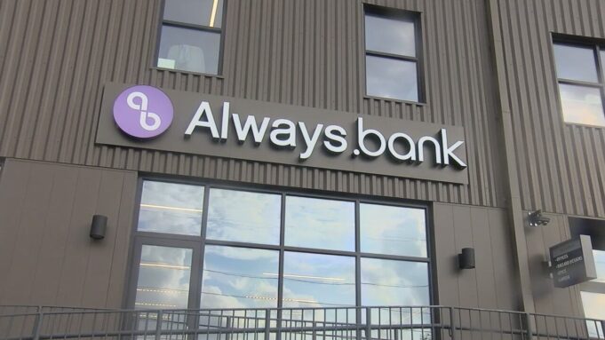 Always.bank abre su nueva sede en Birmingham Alabama Letrero exterior de Always.bank en la fachada de su nueva sede y espacio de cotrabajo en Birmingham.