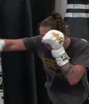 Anna Melisano debuta este fin de semana en la UFC La peleadora Anna Melisano entrena golpeo con guantes blancos en el gimnasio Spartan Fitness de Alabama.