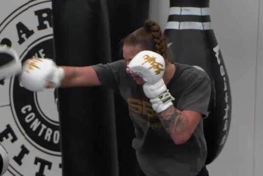 Anna Melisano debuta este fin de semana en la UFC La peleadora Anna Melisano entrena golpeo con guantes blancos en el gimnasio Spartan Fitness de Alabama.