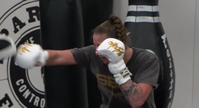 Anna Melisano debuta este fin de semana en la UFC La peleadora Anna Melisano entrena golpeo con guantes blancos en el gimnasio Spartan Fitness de Alabama.