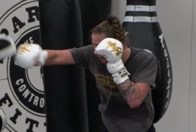 La peleadora Anna Melisano entrena golpeo con guantes blancos en el gimnasio Spartan Fitness de Alabama.