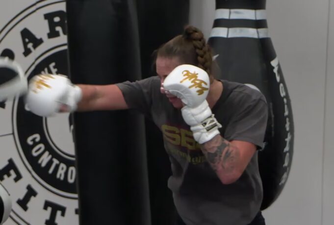 Anna Melisano debuta este fin de semana en la UFC La peleadora Anna Melisano entrena golpeo con guantes blancos en el gimnasio Spartan Fitness de Alabama.