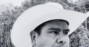 Asesinan al alcalde de San Miguel Yogovana en Oaxaca Retrato en blanco y negro del alcalde de Oaxaca Eduardo S. usando un sombrero vaquero claro de perfil.