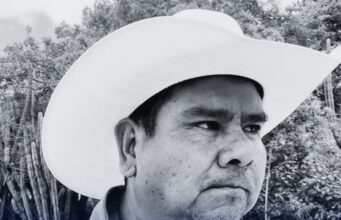Asesinan al alcalde de San Miguel Yogovana en Oaxaca Retrato en blanco y negro del alcalde de Oaxaca Eduardo S. usando un sombrero vaquero claro de perfil.
