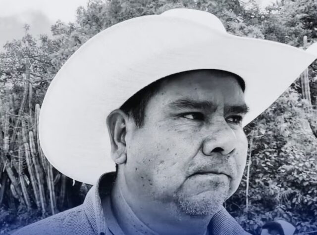 Retrato en blanco y negro del alcalde de Oaxaca Eduardo S. usando un sombrero vaquero claro de perfil.