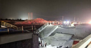 Ataques de Estados Unidos contra Irán cumplen una semana Puente e infraestructura colapsada de noche tras los intensos bombardeos militares registrados en la región de Irán.