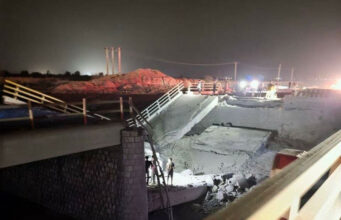 Ataques de Estados Unidos contra Irán cumplen una semana Puente e infraestructura colapsada de noche tras los intensos bombardeos militares registrados en la región de Irán.