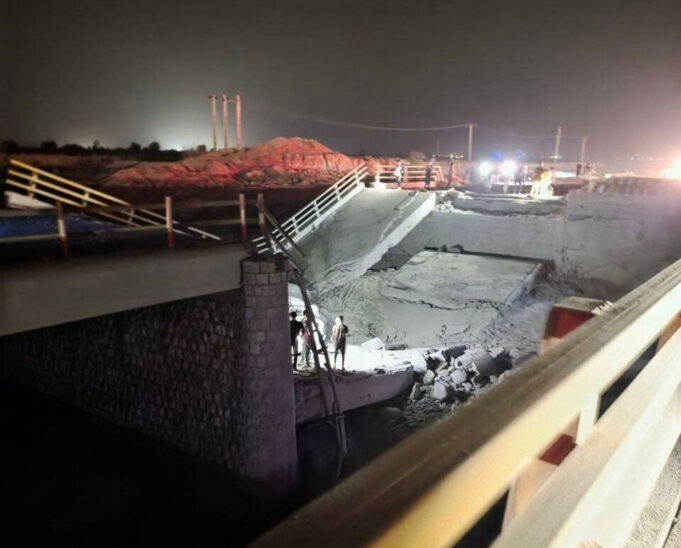 Ataques de Estados Unidos contra Irán cumplen una semana Puente e infraestructura colapsada de noche tras los intensos bombardeos militares registrados en la región de Irán.