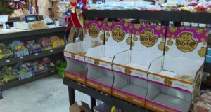 Robos en Huntsville terminan con dos menores arrestados Estantes vacíos de galletas My Big Fat Cookie en el mercado Ayers Farm de Huntsville tras sufrir robos consecutivos.