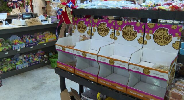 Robos en Huntsville terminan con dos menores arrestados Estantes vacíos de galletas My Big Fat Cookie en el mercado Ayers Farm de Huntsville tras sufrir robos consecutivos.