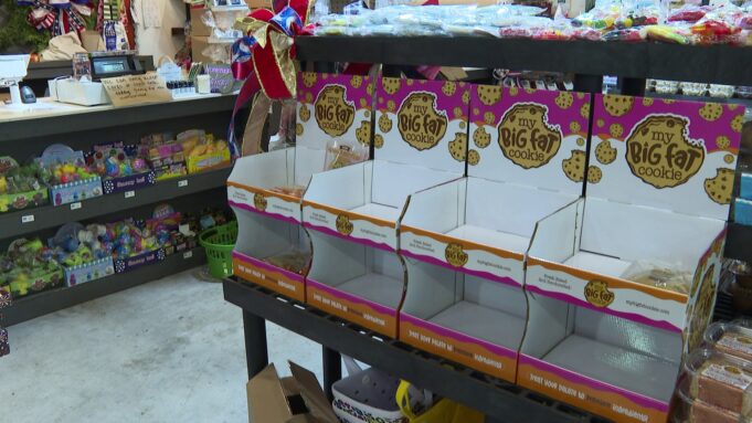 Robos en Huntsville terminan con dos menores arrestados Estantes vacíos de galletas My Big Fat Cookie en el mercado Ayers Farm de Huntsville tras sufrir robos consecutivos.