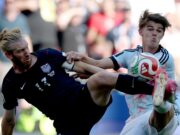 Bélgica golea a Estados Unidos y desafía a España en cuartos Tim Ream de Estados Unidos y un jugador belga disputan con intensidad un balón dividido en el Mundial 2026.