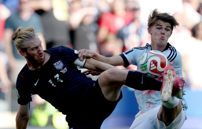 Bélgica golea a Estados Unidos y desafía a España en cuartos Tim Ream de Estados Unidos y un jugador belga disputan con intensidad un balón dividido en el Mundial 2026.