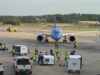 Breeze Airways estrena nuevos vuelos directos desde Birmingham Avión azul de Breeze Airways en la pista del aeropuerto de Birmingham atendido por personal terrestre.