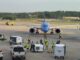 Breeze Airways estrena nuevos vuelos directos desde Birmingham Avión azul de Breeze Airways en la pista del aeropuerto de Birmingham atendido por personal terrestre.
