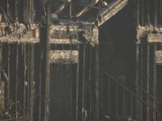 Incendio en Birmingham destruye complejo de apartamentos Estructura calcinada y vigas quemadas de un edificio tras el fuerte incendio en un complejo de apartamentos de Birmingham.