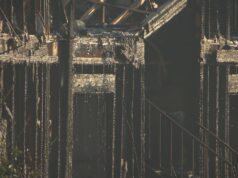 Incendio en Birmingham destruye complejo de apartamentos Estructura calcinada y vigas quemadas de un edificio tras el fuerte incendio en un complejo de apartamentos de Birmingham.