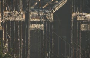 Incendio en Birmingham destruye complejo de apartamentos Estructura calcinada y vigas quemadas de un edificio tras el fuerte incendio en un complejo de apartamentos de Birmingham.
