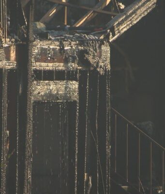 Incendio en Birmingham destruye complejo de apartamentos Estructura calcinada y vigas quemadas de un edificio tras el fuerte incendio en un complejo de apartamentos de Birmingham.