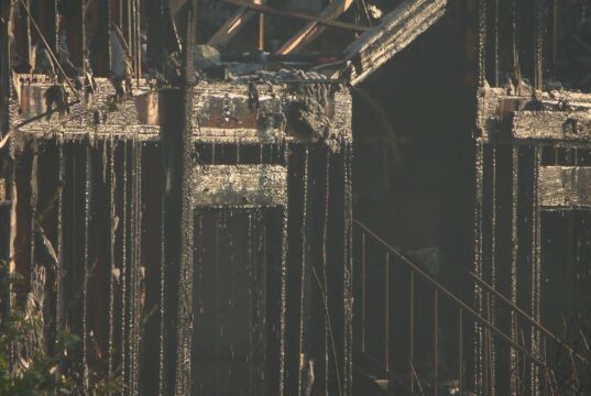 Incendio en Birmingham destruye complejo de apartamentos Estructura calcinada y vigas quemadas de un edificio tras el fuerte incendio en un complejo de apartamentos de Birmingham.