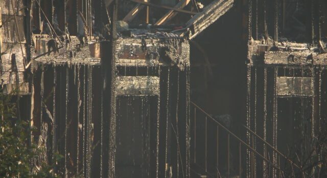 Incendio en Birmingham destruye complejo de apartamentos Estructura calcinada y vigas quemadas de un edificio tras el fuerte incendio en un complejo de apartamentos de Birmingham.