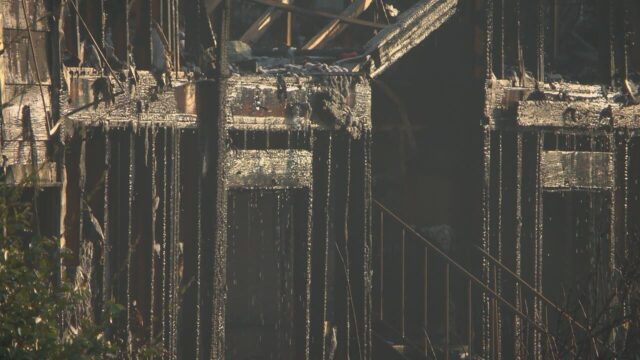 Incendio en Birmingham destruye complejo de apartamentos Estructura calcinada y vigas quemadas de un edificio tras el fuerte incendio en un complejo de apartamentos de Birmingham.