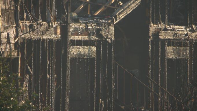 Incendio en Birmingham destruye complejo de apartamentos Estructura calcinada y vigas quemadas de un edificio tras el fuerte incendio en un complejo de apartamentos de Birmingham.