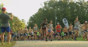 Carreras del Cuatro de Julio en Alabama bajo alerta por calor Grupo de atletas corriendo en una ruta de Alabama durante un evento deportivo del Birmingham Track Club.