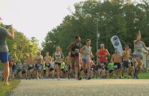 Carreras del Cuatro de Julio en Alabama bajo alerta por calor Grupo de atletas corriendo en una ruta de Alabama durante un evento deportivo del Birmingham Track Club.
