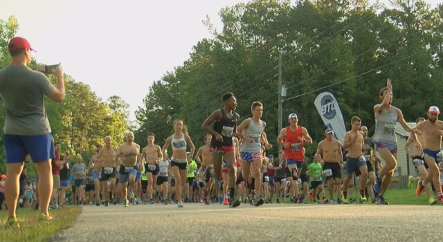 Carreras del Cuatro de Julio en Alabama bajo alerta por calor Grupo de atletas corriendo en una ruta de Alabama durante un evento deportivo del Birmingham Track Club.