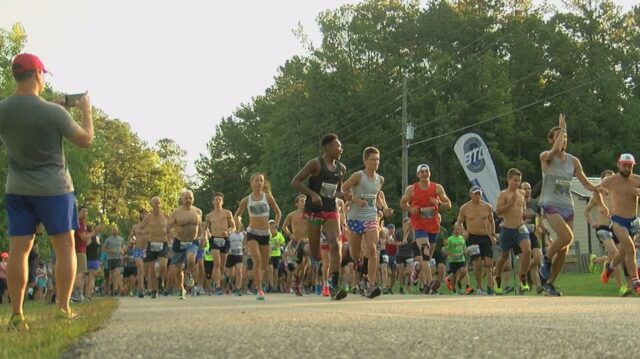 carreras-cuatro-de-julio-alabama-peavine-falls Grupo de atletas corriendo en una ruta de Alabama durante un evento deportivo del Birmingham Track Club.