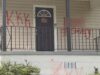 Casa en Birmingham sufre vandalismo con insultos raciales Fachada de una casa vandalizada con las siglas KKK y la palabra Slavery pintadas en aerosol rojo en Birmingham.