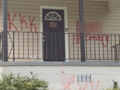 Casa en Birmingham sufre vandalismo con insultos raciales Fachada de una casa vandalizada con las siglas KKK y la palabra Slavery pintadas en aerosol rojo en Birmingham.