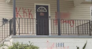 Casa en Birmingham sufre vandalismo con insultos raciales Fachada de una casa vandalizada con las siglas KKK y la palabra Slavery pintadas en aerosol rojo en Birmingham.