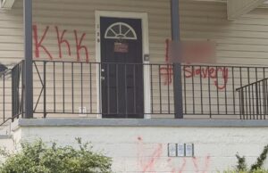 Casa en Birmingham sufre vandalismo con insultos raciales Fachada de una casa vandalizada con las siglas KKK y la palabra Slavery pintadas en aerosol rojo en Birmingham.