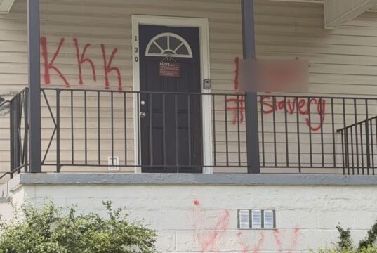 Casa en Birmingham sufre vandalismo con insultos raciales Fachada de una casa vandalizada con las siglas KKK y la palabra Slavery pintadas en aerosol rojo en Birmingham.