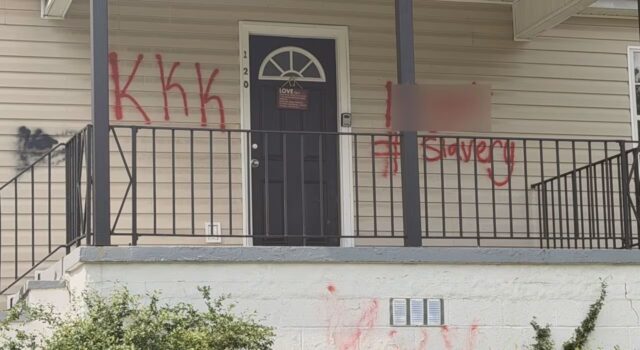 Casa en Birmingham sufre vandalismo con insultos raciales Fachada de una casa vandalizada con las siglas KKK y la palabra Slavery pintadas en aerosol rojo en Birmingham.