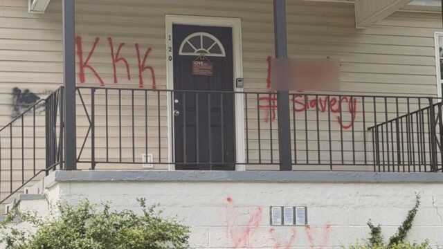 casa-birmingham-vandalizada-insultos-raciales-kkk Fachada de una casa vandalizada con las siglas KKK y la palabra Slavery pintadas en aerosol rojo en Birmingham.