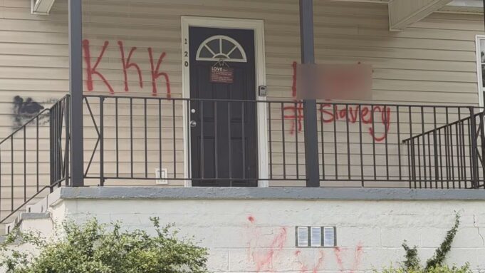 Casa en Birmingham sufre vandalismo con insultos raciales Fachada de una casa vandalizada con las siglas KKK y la palabra Slavery pintadas en aerosol rojo en Birmingham.