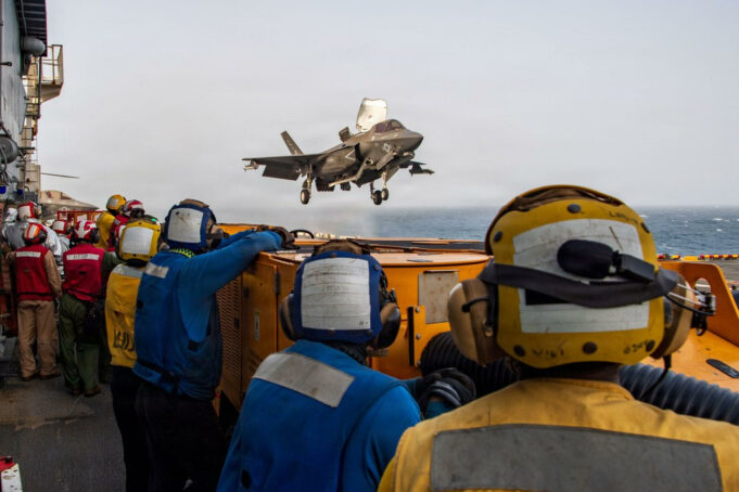 EE. UU. y Arabia Saudí bombardean posiciones en Irak Caza F-35 despega desde un portaviones estadounidense bajo la supervisión de la tripulación en cubierta.