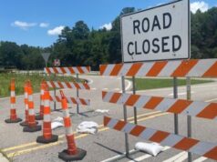 Cierre en la Ruta Estatal 205 por obras de ALDOT Señal de carretera cerrada y barreras de tránsito por obras de ALDOT en la Ruta Estatal 205 de Alabama.