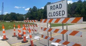 Cierre en la Ruta Estatal 205 por obras de ALDOT Señal de carretera cerrada y barreras de tránsito por obras de ALDOT en la Ruta Estatal 205 de Alabama.
