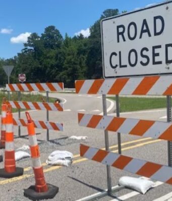 Cierre en la Ruta Estatal 205 por obras de ALDOT Señal de carretera cerrada y barreras de tránsito por obras de ALDOT en la Ruta Estatal 205 de Alabama.