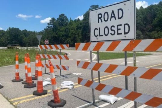 Cierre en la Ruta Estatal 205 por obras de ALDOT Señal de carretera cerrada y barreras de tránsito por obras de ALDOT en la Ruta Estatal 205 de Alabama.