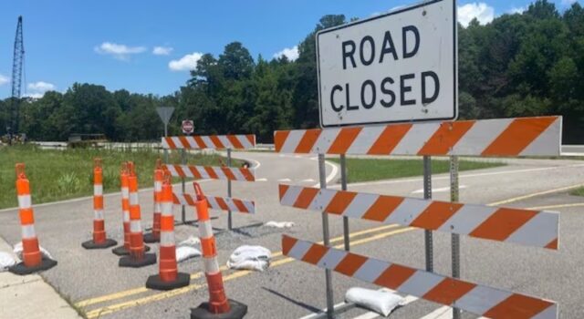 Cierre en la Ruta Estatal 205 por obras de ALDOT Señal de carretera cerrada y barreras de tránsito por obras de ALDOT en la Ruta Estatal 205 de Alabama.